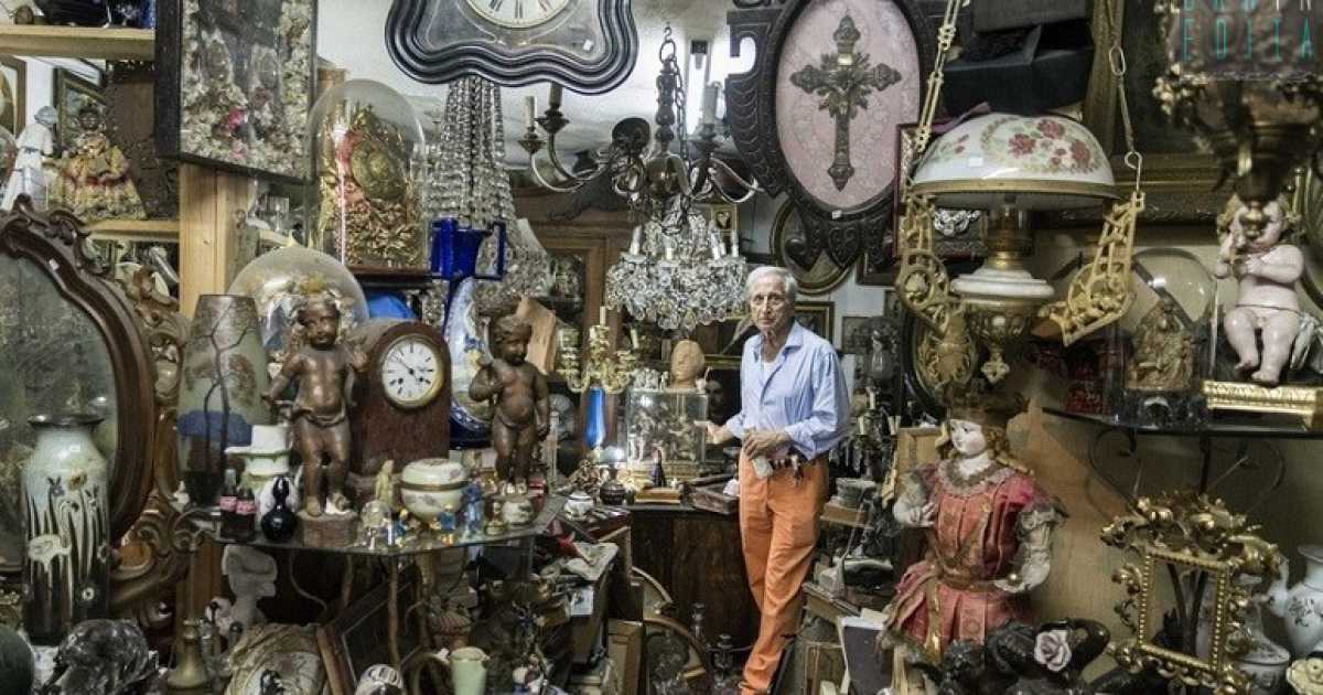 ''Oltre il tempo'': nella bottega di Dario duemila oggetti provenienti dal passato